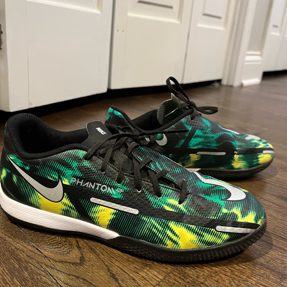 Boys Nike Phantom Futsal shoes